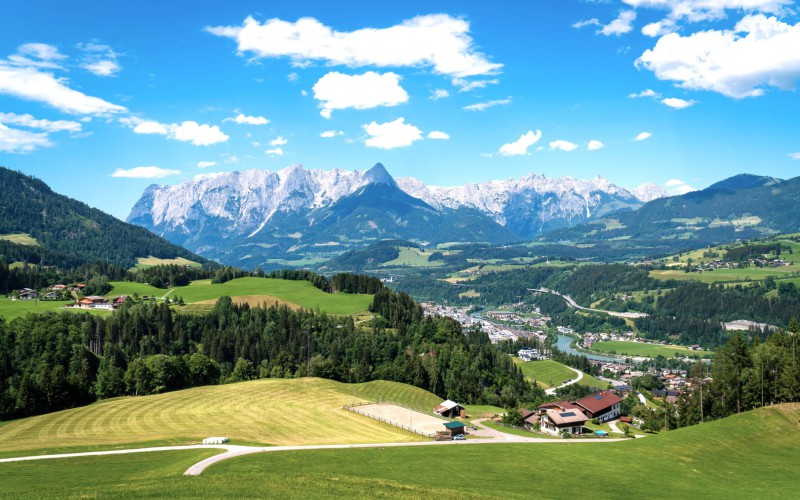 Panorama van St. Johann im Pongau in de zomer