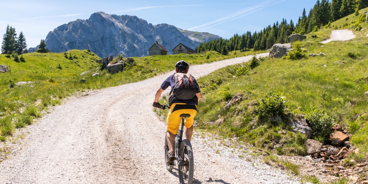 Man door de bergen mountainbiken